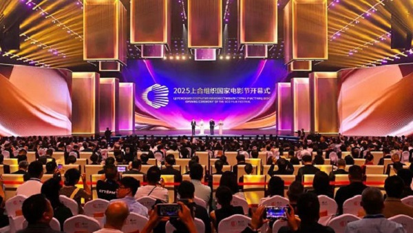 共赴世界光影盛會(huì)！2025上合國(guó)際電影節(jié)在寶冶質(zhì)造的永川科技片場(chǎng)開(kāi)幕